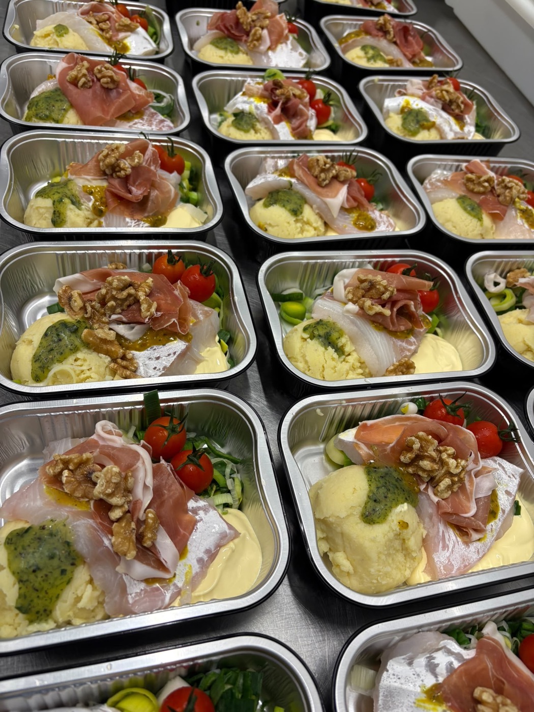 Lunchbakjes met ham, walnoot en pesto