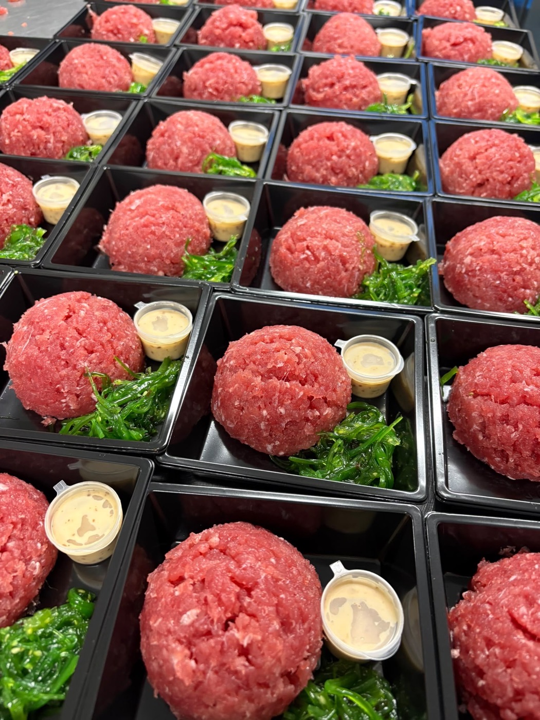 Tonijntartaar met zeewier en saus