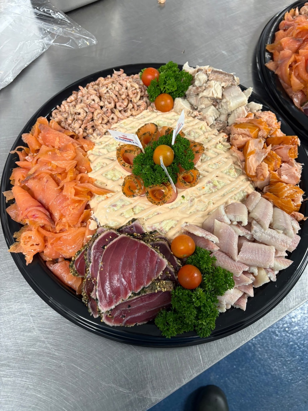 Visschotel met gerookte zalm, tonijn, garnalen en paling