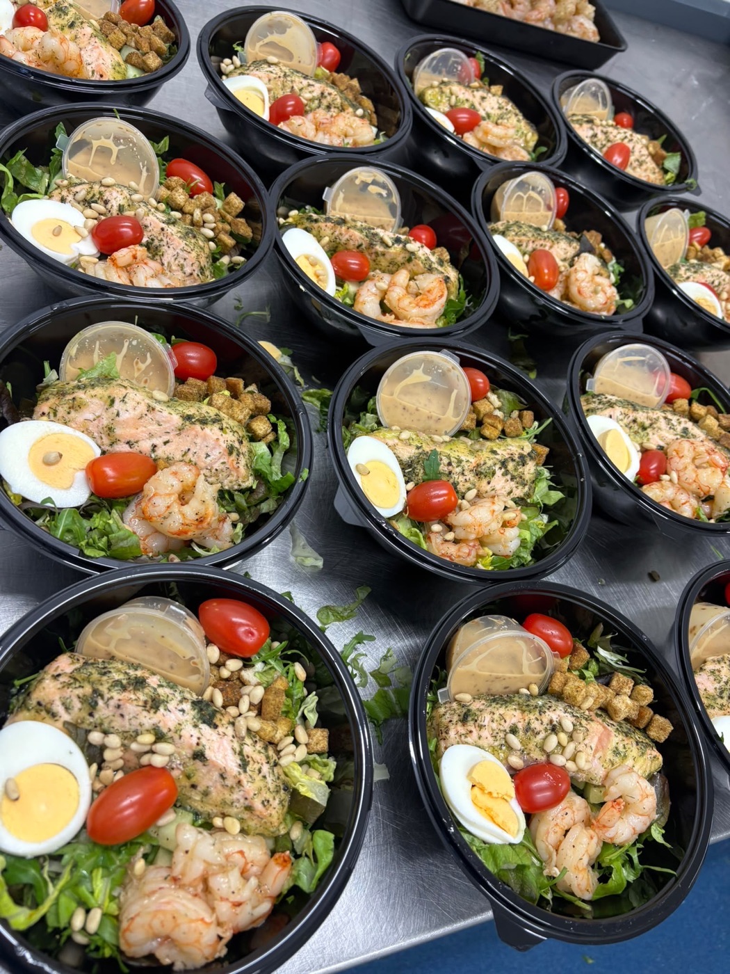 Salade met zalm, garnalen en ei